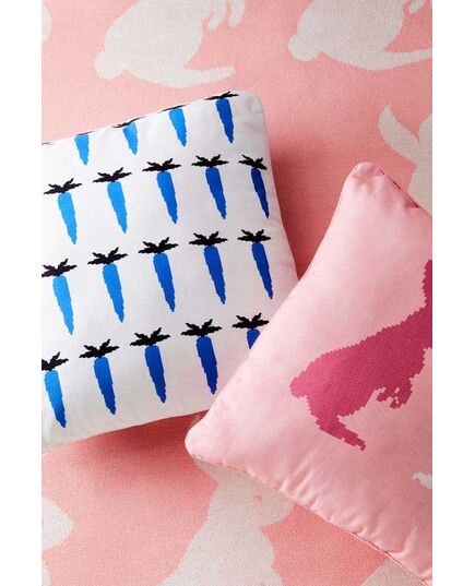 Възглавница benetton fw23 40х40 см бяла със сини моркови