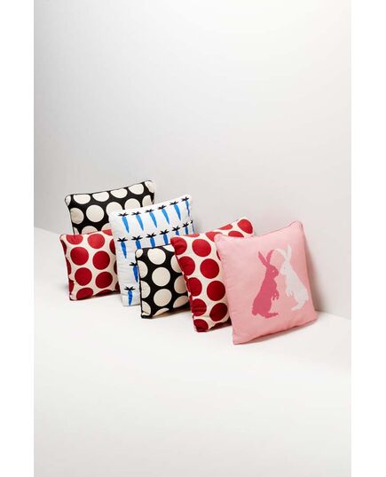 Възглавница benetton fw23 40х40 см бяла със сини моркови