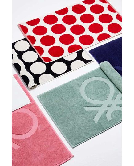 Постелка за баня benetton core 50х80 см розова с лого