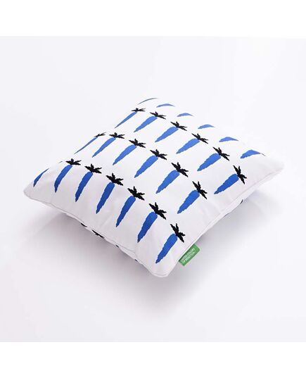 Възглавница benetton fw23 40х40 см бяла със сини моркови