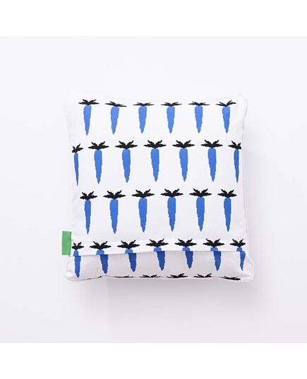 Възглавница benetton fw23 40х40 см бяла със сини моркови